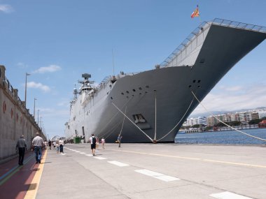 Santa Cruz de Tenerife, İspanya - 8 Haziran 2025: Ordu teçhizatı, araçları ve savunma becerilerini gösteren askeri sergi.