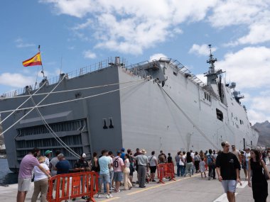 Santa Cruz de Tenerife, İspanya - 8 Haziran 2025: Ordu teçhizatı, araçları ve savunma becerilerini gösteren askeri sergi.