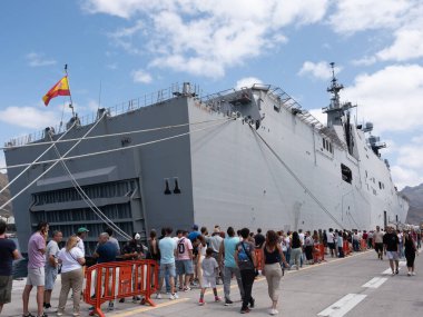 Santa Cruz de Tenerife, İspanya - 8 Haziran 2025: Ordu teçhizatı, araçları ve savunma becerilerini gösteren askeri sergi.