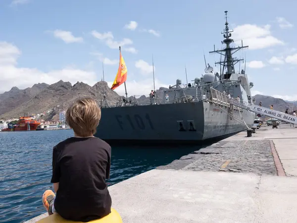 Santa Cruz de Tenerife, İspanya - 8 Haziran 2025: Ordu teçhizatı, araçları ve savunma becerilerini gösteren askeri sergi.