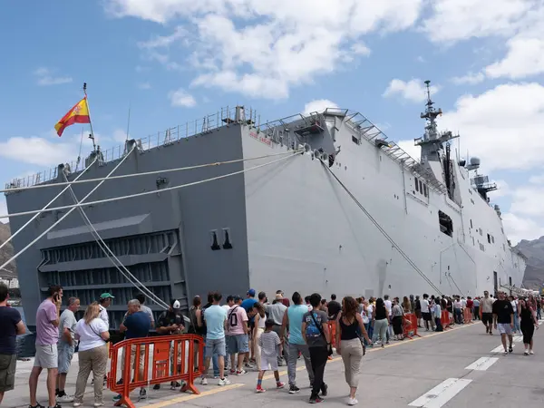Santa Cruz de Tenerife, İspanya - 8 Haziran 2025: Ordu teçhizatı, araçları ve savunma becerilerini gösteren askeri sergi.