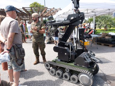 Santa Cruz de Tenerife, İspanya - 8 Haziran 2025: Ordu teçhizatı, araçları ve savunma becerilerini gösteren askeri sergi.