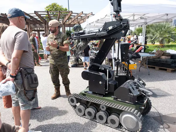 Santa Cruz de Tenerife, İspanya - 8 Haziran 2025: Ordu teçhizatı, araçları ve savunma becerilerini gösteren askeri sergi.