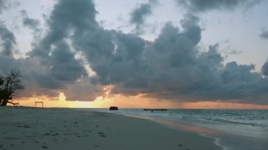 Maalhos adasındaki maldivlerde güzel bir gün doğumu.