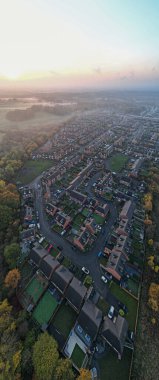 Dikey Panoramik Havacılık Konutları İngiliz İHA 'sı Yazın Mavi Gök Gayrimenkul Ajansı Sabah Gündoğumu Ev Fiyatları 2022