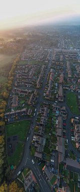 Dikey Panoramik Havacılık Konutları İngiliz İHA 'sı Yazın Mavi Gök Gayrimenkul Ajansı Sabah Gündoğumu Ev Fiyatları 2022
