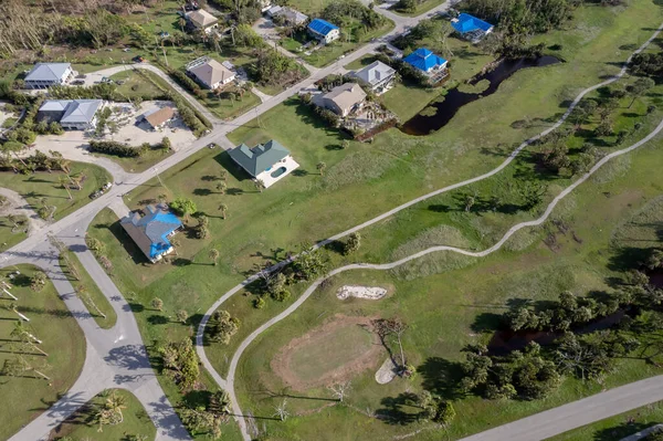 ハリケーン イアンはゴルフコースのフロリダの住宅地で家屋を破壊した 自然災害とその影響 — ストック写真