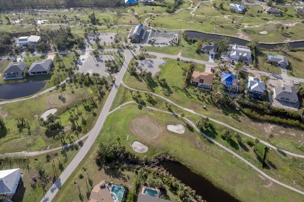ハリケーン イアンはゴルフコースのフロリダの住宅地で家屋を破壊した 自然災害とその影響 — ストック写真