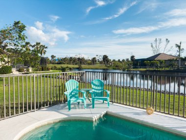 Florida 'da arka bahçesinde mavi gökyüzü olan bir ev. Florida 'da kiralık bir ev. Göl çevrili