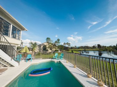 Florida 'da arka bahçesinde mavi gökyüzü olan bir ev. Florida 'da kiralık bir ev. Göl çevrili