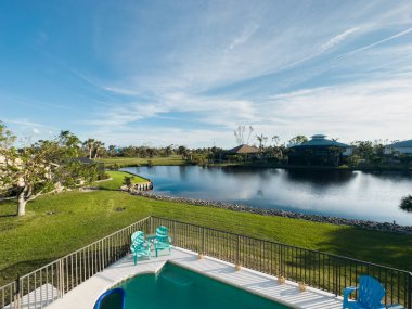 Florida 'da arka bahçesinde mavi gökyüzü olan bir ev. Florida 'da kiralık bir ev. Göl çevrili