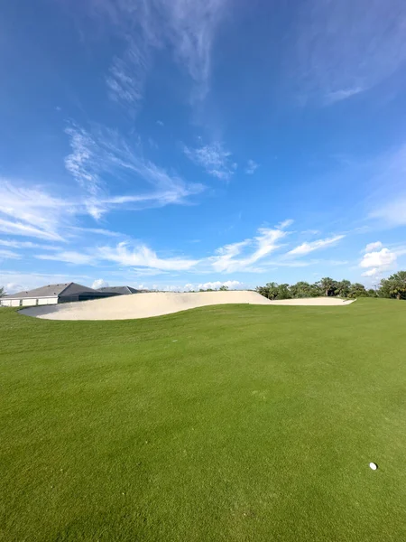 Golfplatz Mit Blauem Himmel Und Sonne Unberührte Sattgrüne Fairwayrasen Und — Stockfoto