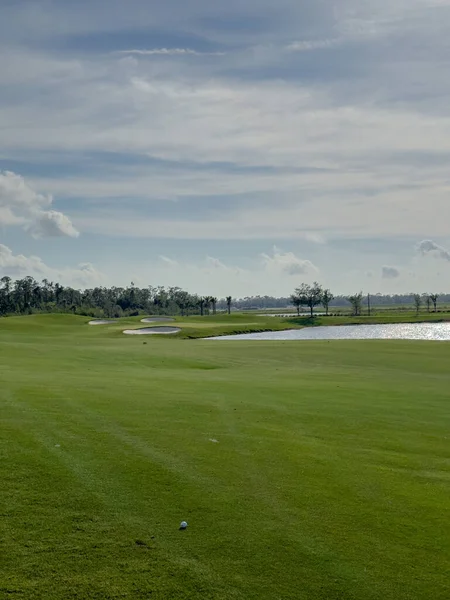 Golfplatz Mit Blauem Himmel Und Sonne Unberührte Sattgrüne Fairwayrasen Und — Stockfoto