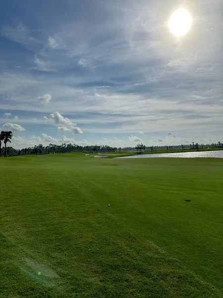 Campo Golf Con Cielos Azules Sol Prístino Exuberante Césped Verde —  Fotos de Stock