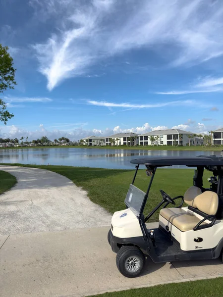 Golfcart Auf Golfplatz Mit Blauem Himmel Und Sonne Unberührte Sattgrüne — Stockfoto
