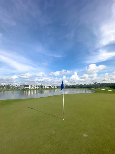 Campo Golf Verde Con Buca Bandiera Con Cielo Azzurro Sole — Foto Stock