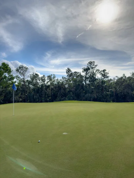 Golf Sahası Yeşil Delik Bayrak Mavi Gökyüzü Güneş Bozulmamış Yemyeşil — Stok fotoğraf