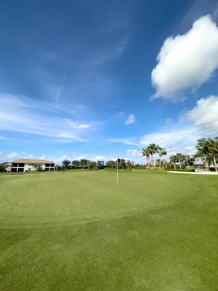 Campo Golf Verde Con Hoyo Bandera Con Cielos Azules Sol —  Fotos de Stock