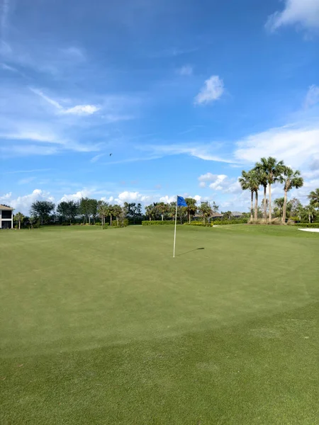 Campo Golfe Verde Com Buraco Bandeira Com Céu Azul Sol — Fotografia de Stock