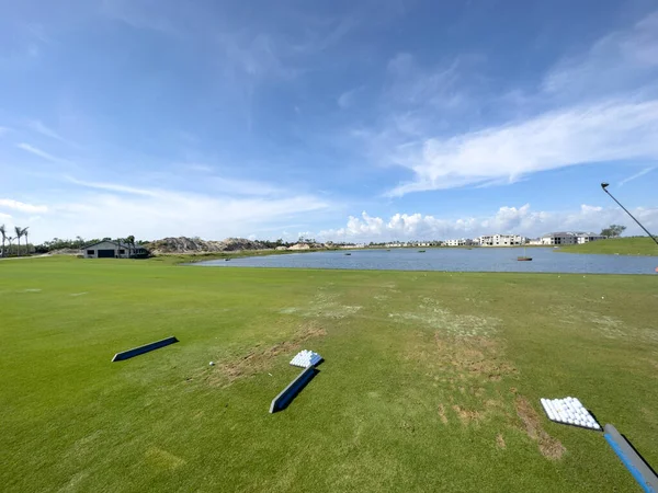 Golf Driving Range Grass Tee Mit Golfbällen Und Blauem Himmel — Stockfoto