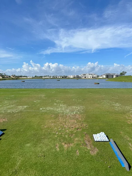 Golf Driving Range Grass Tee Mit Golfbällen Und Blauem Himmel — Stockfoto