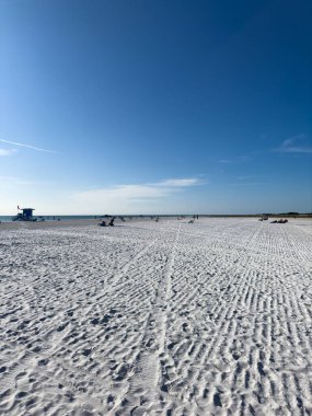Beyaz kumlar mavi su ve mavi gökyüzü. Siesta Key Amerika 'nın bir numaralı plajı. Sarasota Florida.
