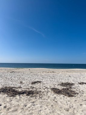 Beyaz kumlar mavi su ve mavi gökyüzü. Siesta Key Amerika 'nın bir numaralı plajı. Sarasota Florida.