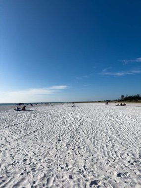 Beyaz kumlar mavi su ve mavi gökyüzü. Siesta Key Amerika 'nın bir numaralı plajı. Sarasota Florida.