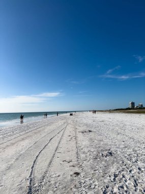 Beyaz kumlar mavi su ve mavi gökyüzü. Siesta Key Amerika 'nın bir numaralı plajı. Sarasota Florida.