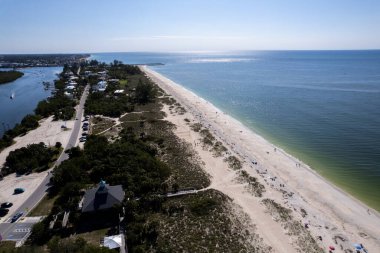 Hava Drone Nokomis Plajı. Meksika Körfezi, Nokomis Florida, ABD 'de Casey Key' de. Kızıl gelgit suyu