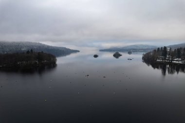 Windermere Gölü, İngiltere 'nin göl bölgesi kışın karla kaplı. Yukarıdaki hava aracı.