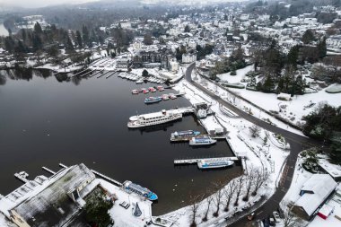 Windermere Gölü, İngiltere 'nin göl bölgesi kışın karla kaplı. Yukarıdaki hava aracı.