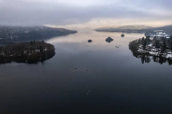 Windermere Gölü, İngiltere 'nin göl bölgesi kışın karla kaplı. Yukarıdaki hava aracı.