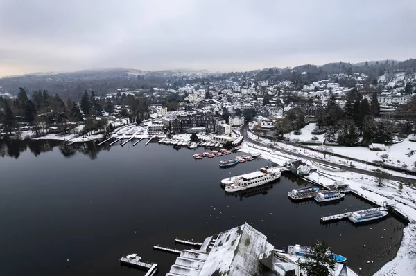 Windermere Gölü, İngiltere 'nin göl bölgesi kışın karla kaplı. Yukarıdaki hava aracı.