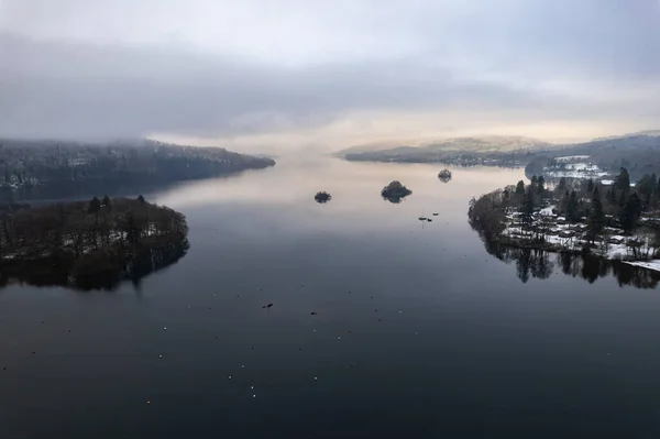 Windermere Gölü, İngiltere 'nin göl bölgesi kışın karla kaplı. Yukarıdaki hava aracı.