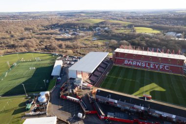 Barnsley FC Futbol Kulübü Oakwell Stadyumu yukarıdan insansız hava aracı mavi gökyüzü