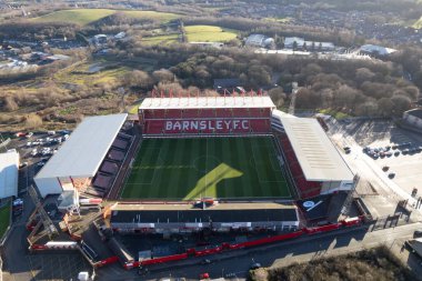 Barnsley FC Futbol Kulübü Oakwell Stadyumu yukarıdan insansız hava aracı mavi gökyüzü
