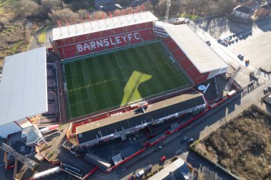 Barnsley FC Futbol Kulübü Oakwell Stadyumu yukarıdan insansız hava aracı mavi gökyüzü