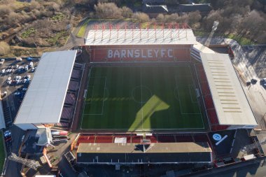 Barnsley FC Futbol Kulübü Oakwell Stadyumu yukarıdan insansız hava aracı mavi gökyüzü