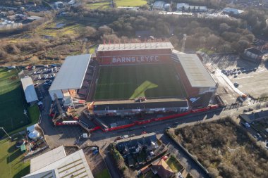Barnsley FC Futbol Kulübü Oakwell Stadyumu yukarıdan insansız hava aracı mavi gökyüzü