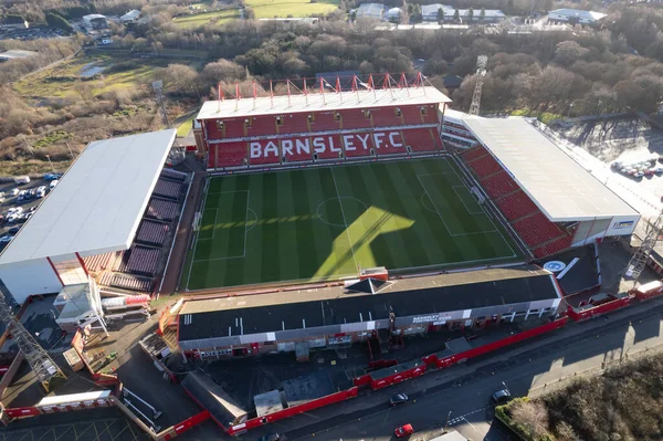 Barnsley FC Futbol Kulübü Oakwell Stadyumu yukarıdan insansız hava aracı mavi gökyüzü