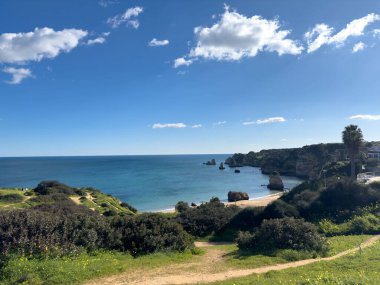 Turkuaz deniz suyu ve kayalıklar, Portekiz ile Praia Dona Ana plaj. Güzel Dona Ana Beach (Praia Dona Ana) Lagos, Algarve, Portekiz.