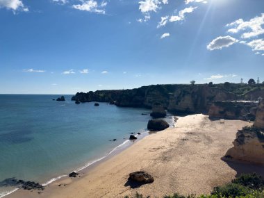 Turkuaz deniz suyu ve kayalıklar, Portekiz ile Praia Dona Ana plaj. Güzel Dona Ana Beach (Praia Dona Ana) Lagos, Algarve, Portekiz.