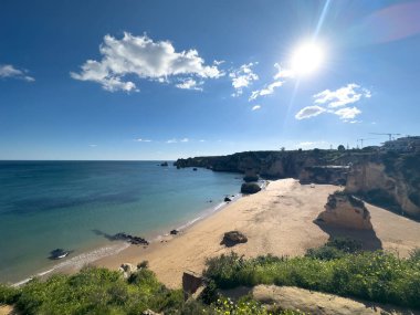 Turkuaz deniz suyu ve kayalıklar, Portekiz ile Praia Dona Ana plaj. Güzel Dona Ana Beach (Praia Dona Ana) Lagos, Algarve, Portekiz.