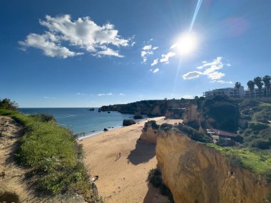 Turkuaz deniz suyu ve kayalıklar, Portekiz ile Praia Dona Ana plaj. Güzel Dona Ana Beach (Praia Dona Ana) Lagos, Algarve, Portekiz.