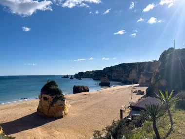 Turkuaz deniz suyu ve kayalıklar, Portekiz ile Praia Dona Ana plaj. Güzel Dona Ana Beach (Praia Dona Ana) Lagos, Algarve, Portekiz.