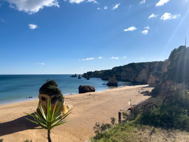 Turkuaz deniz suyu ve kayalıklar, Portekiz ile Praia Dona Ana plaj. Güzel Dona Ana Beach (Praia Dona Ana) Lagos, Algarve, Portekiz.