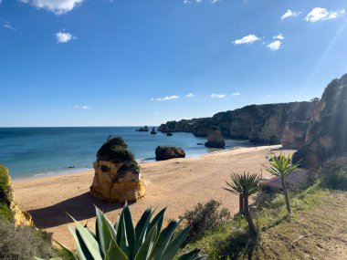 Turkuaz deniz suyu ve kayalıklar, Portekiz ile Praia Dona Ana plaj. Güzel Dona Ana Beach (Praia Dona Ana) Lagos, Algarve, Portekiz.