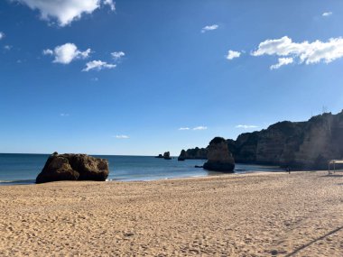 Turkuaz deniz suyu ve kayalıklar, Portekiz ile Praia Dona Ana plaj. Güzel Dona Ana Beach (Praia Dona Ana) Lagos, Algarve, Portekiz.