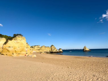 Turkuaz deniz suyu ve kayalıklar, Portekiz ile Praia Dona Ana plaj. Güzel Dona Ana Beach (Praia Dona Ana) Lagos, Algarve, Portekiz.